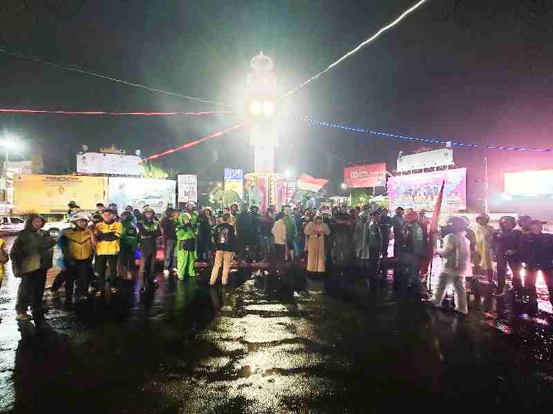 Polresta Bandar Lampung dan Ojol Gelar Doa Bersama untuk Affan Kurniawan di Tugu Adipura Polresta Bandar Lampung dan Ojol Gelar Doa Bersama untuk Affan Kurniawan di Tugu Adipura