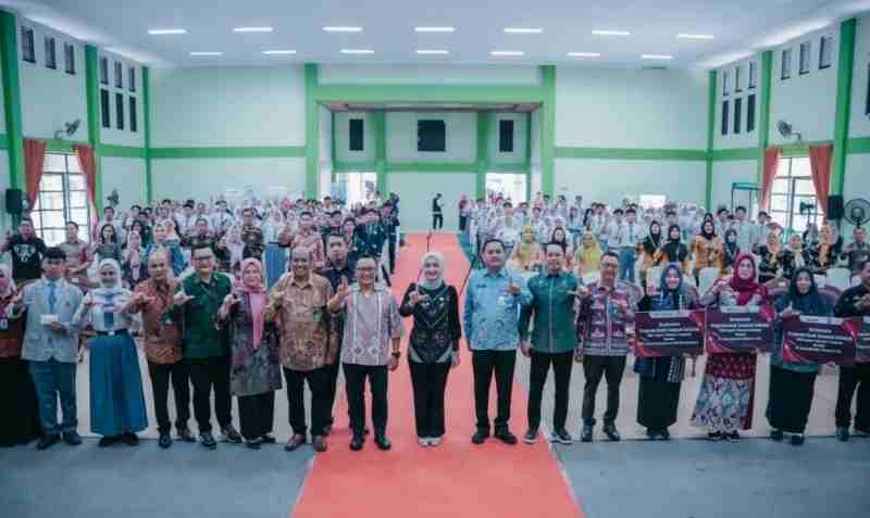 OJK Dorong Kesadaran Pelajar Untuk Menabung dan Peduli Lingkungan Melalui Program Bank Sampah Sekolah OJK Dorong Kesadaran Pelajar Untuk Menabung dan Peduli Lingkungan Melalui Program Bank Sampah Sekolah