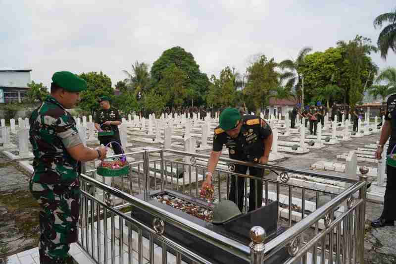 HUT Ke-78 Korem 043/Gatam, Brigjen TNI Haryantana Pimpin Ziarah Rombongan HUT Ke-78 Korem 043/Gatam, Brigjen TNI Haryantana Pimpin Ziarah Rombongan