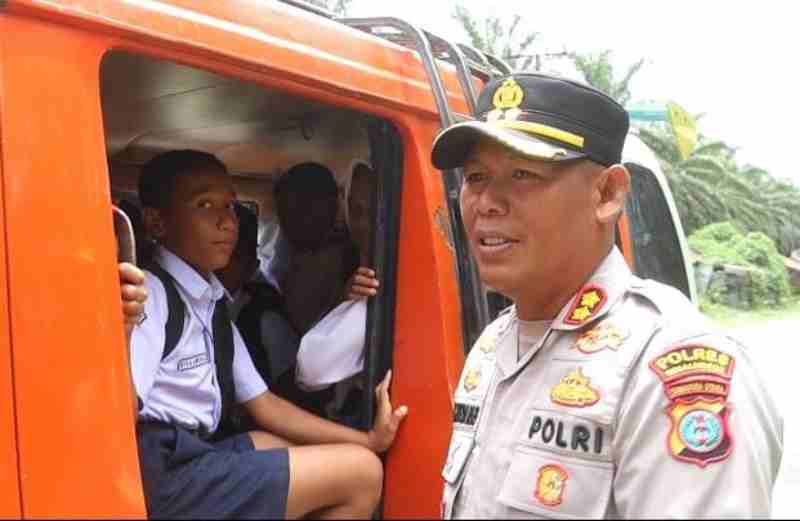 AKBP Marganda Aritonang Sapa Anak Sekolah, Ingatkan Supir Angkutan Utamakan Keselamatan AKBP Marganda Aritonang Sapa Anak Sekolah, Ingatkan Supir Angkutan Utamakan Keselamatan