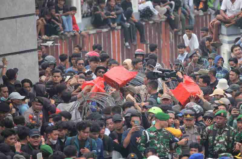Momen Kebersamaan Disela Unjuk Rasa Mahasiswa, Pegawai Pemprov Bagikan Makanan Ringan Momen Kebersamaan Disela Unjuk Rasa Mahasiswa, Pegawai Pemprov Bagikan Makanan Ringan