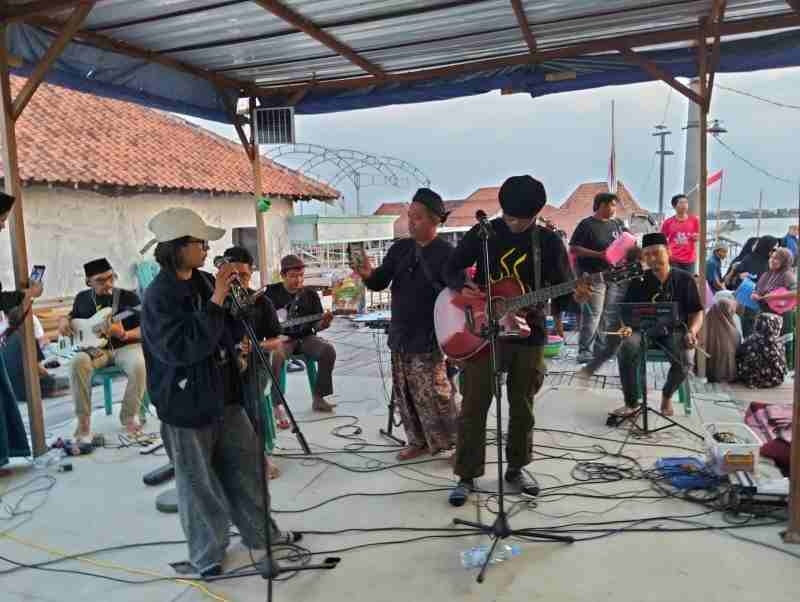 Lentera Cerita di Timbulsloko: Seni yang Menyala di Atas Air Lentera Cerita di Timbulsloko: Seni yang Menyala di Atas Air