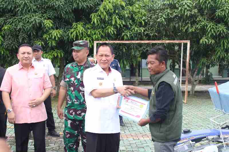 Bupati Qudrotul Serahkan Bantuan Alsintan Rice Transplanter untuk Perkuat Ketahanan Pangan Daerah Bupati Qudrotul Serahkan Bantuan Alsintan Rice Transplanter untuk Perkuat Ketahanan Pangan Daerah