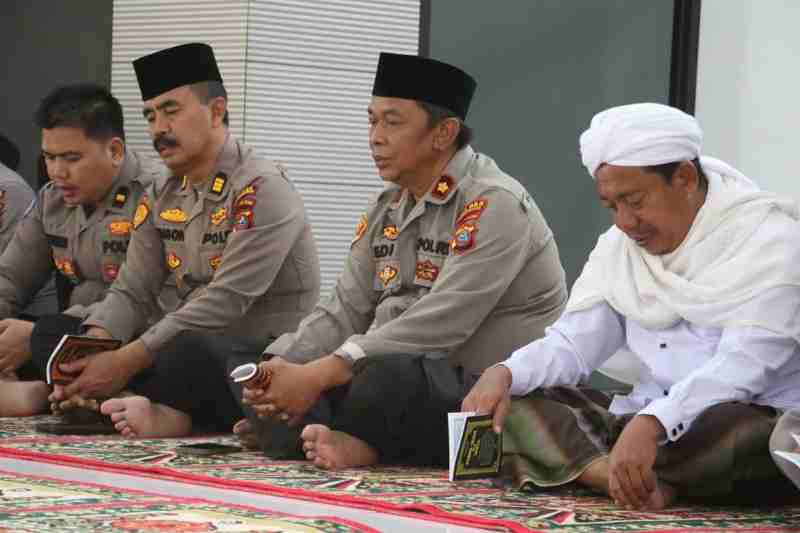 Polres Simalungun Perkuat Persatuan Bangsa Melalui Doa Bersama Santri, Mahasiswa, dan Anak Yatim Polres Simalungun Perkuat Persatuan Bangsa Melalui Doa Bersama Santri, Mahasiswa, dan Anak Yatim