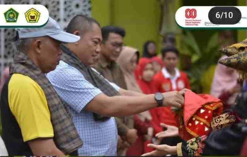 Pendidikan Tidak Cukup Hanya Berorientasi Pada Pengetahuan (knowledge) Pendidikan Tidak Cukup Hanya Berorientasi Pada Pengetahuan (knowledge)