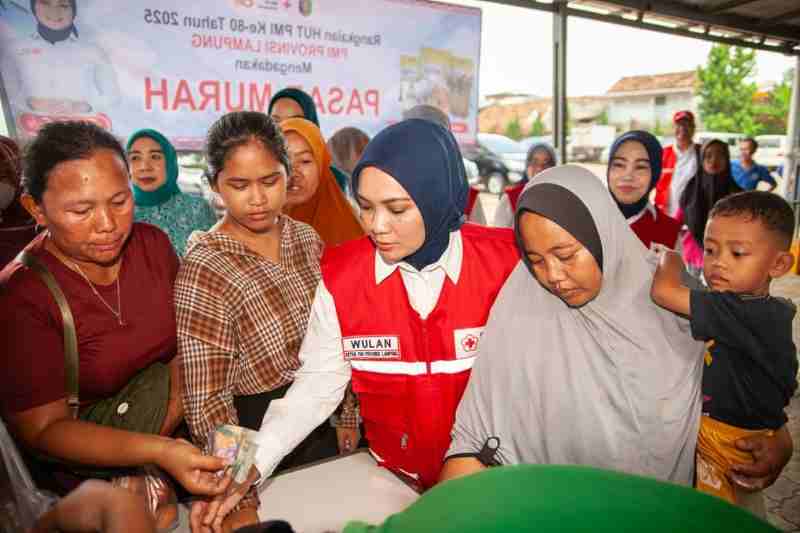 Harga Terjangkau, Warga Antusias Sambut Pasar Murah PMI Lampung di Pesawahan Harga Terjangkau, Warga Antusias Sambut Pasar Murah PMI Lampung di Pesawahan