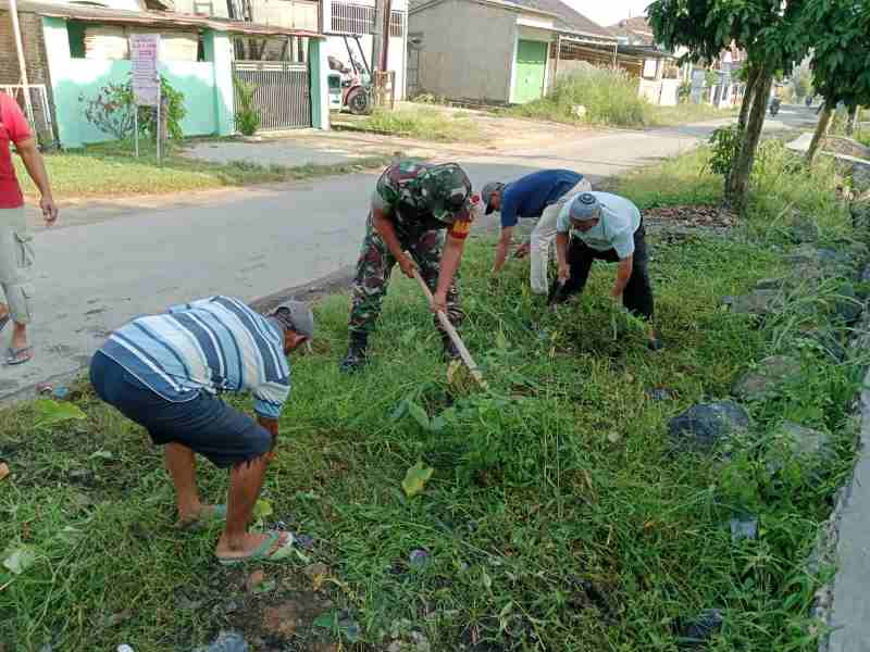Warga Perumahan Nusantara Permai – Sukabumi Gotong Royong Bersama Babinsa 410-01Panjang Warga Perumahan Nusantara Permai – Sukabumi Gotong Royong Bersama Babinsa 410-01Panjang