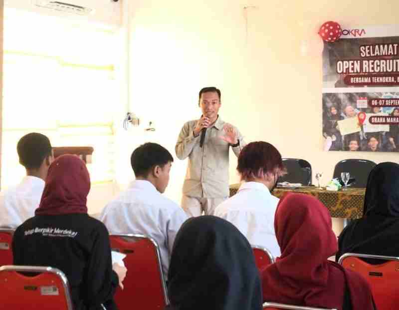 Teknokra Oprec 2025, Ketua IWO Lampung Ajak Calon Magang jadi Kru Profesional dan Cinta Organisasi Teknokra Oprec 2025, Ketua IWO Lampung Ajak Calon Magang jadi Kru Profesional dan Cinta Organisasi