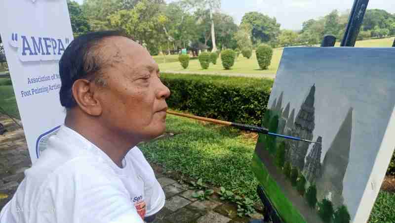 Melukis dengan Jiwa, Bukan Hanya Tangan: Agus Yusuf dan Harmoni Warna dari Kaki yang Bersujud pada Kanvas Melukis dengan Jiwa, Bukan Hanya Tangan: Agus Yusuf dan Harmoni Warna dari Kaki yang Bersujud pada Kanvas