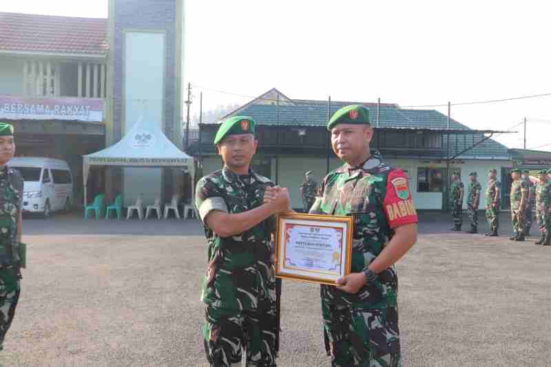 Babinsa Koramil 410-03/Tanjung Bintang Udara Tunjukkan Program TNI Membangun Desa Babinsa Koramil 410-03/Tanjung Bintang Udara Tunjukkan Program TNI Membangun Desa