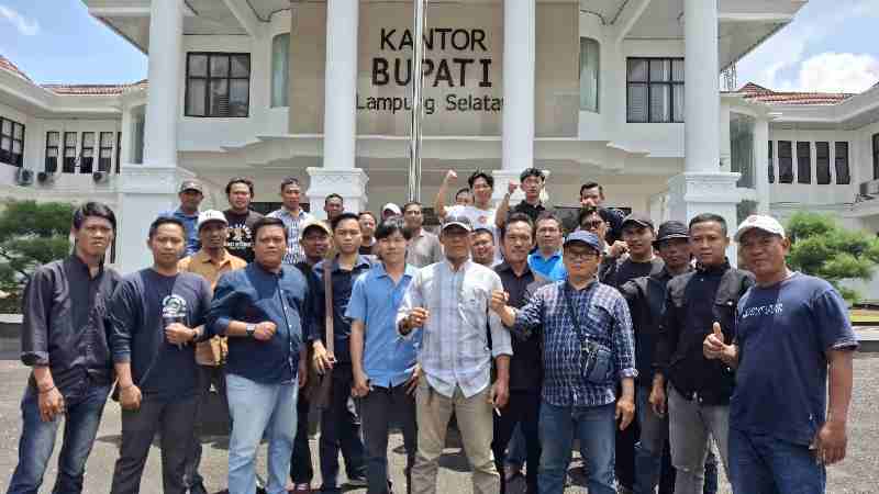 Pemuda dan Warga Desa Hara Banjar Manis Minta Bupati Lamsel Copot Kepala Desa Pemuda dan Warga Desa Hara Banjar Manis Minta Bupati Lamsel Copot Kepala Desa