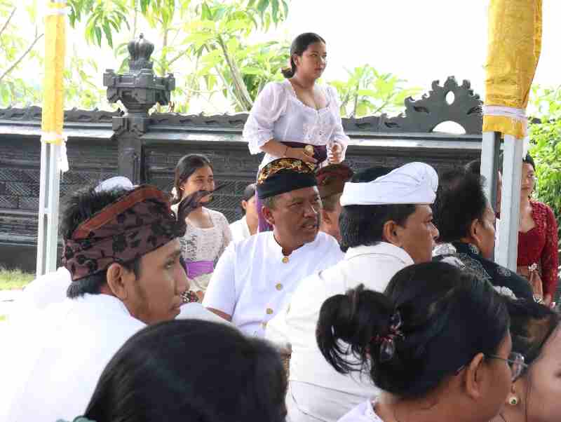 Wabup I Komang Koheri Hadiri Persembahyangan Saraswati Umat Hindu Bali Wabup I Komang Koheri Hadiri Persembahyangan Saraswati Umat Hindu Bali