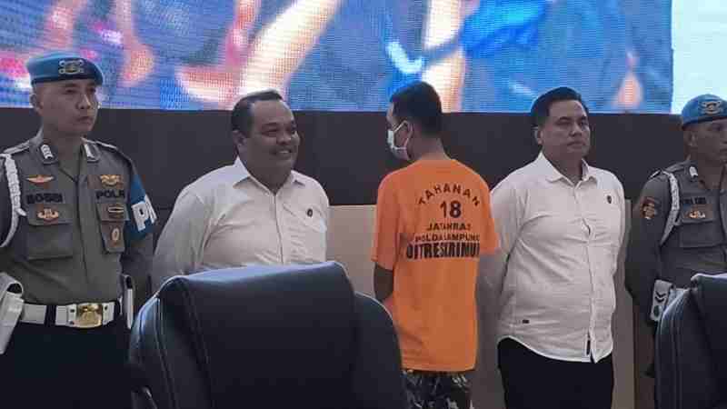 Polda Lampung Tetapkan FJ Tersangka Kasus Bom Molotov Saat Demo Polda Lampung Tetapkan FJ Tersangka Kasus Bom Molotov Saat Demo