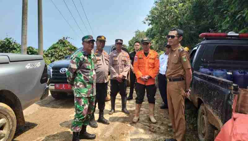 Sinergitas Polsek Limau dan Koramil Dampingi Wabup Tanggamus Tinjau Jalan Longsor Sinergitas Polsek Limau dan Koramil Dampingi Wabup Tanggamus Tinjau Jalan Longsor