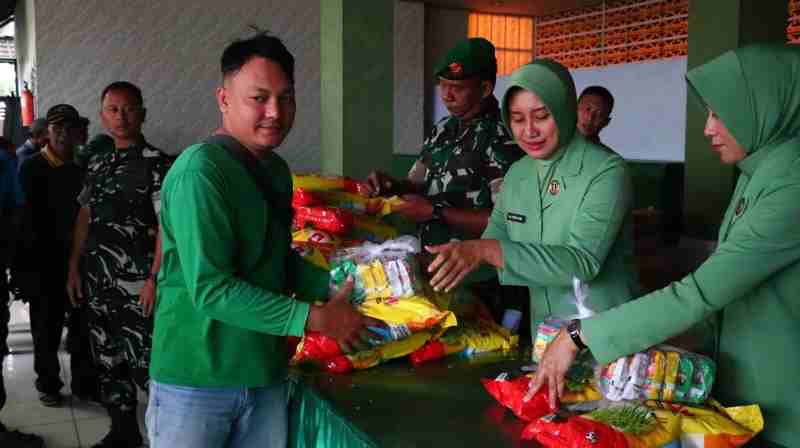 Kodim 0410/KBL Peringati HUT Korem 043/Gatam, Bhaksos Bagikan 300 Paket Sembako Kodim 0410/KBL Peringati HUT Korem 043/Gatam, Bhaksos Bagikan 300 Paket Sembako