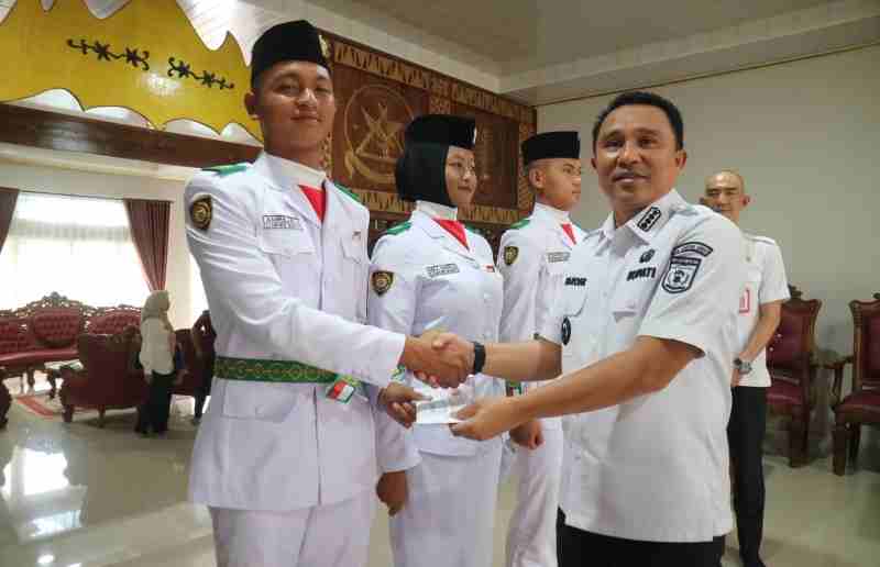 Parosil Serahkan Tali Asih kepada Tiga Paskibraka yang Harumkan Daerah di Tingkat Provinsi Parosil Serahkan Tali Asih kepada Tiga Paskibraka yang Harumkan Daerah di Tingkat Provinsi