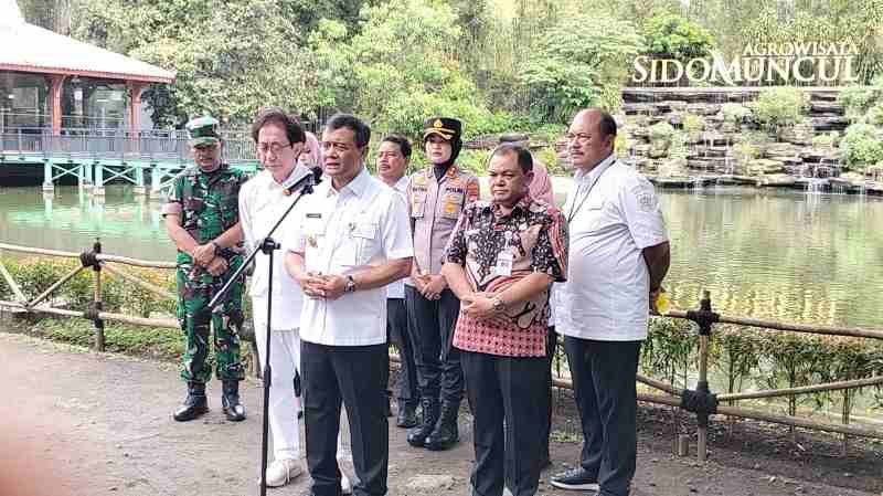 Menjaga Warisan, Menyemai Masa Depan: Gubernur Jawa Tengah di Pabrik Sido Muncul Menjaga Warisan, Menyemai Masa Depan: Gubernur Jawa Tengah di Pabrik Sido Muncul