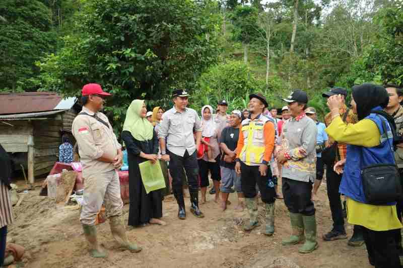 Parosil Tinjau Lokasi Warga Terdampak Banjir Sembari Salurkan Bantuan Parosil Tinjau Lokasi Warga Terdampak Banjir Sembari Salurkan Bantuan