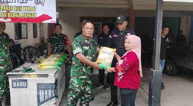 Babinsa Koramil 410-01/Panjang Lakukan Gerakan Pangan Murah, Salurkan 1.000 Beras SPHP Babinsa Koramil 410-01/Panjang Lakukan Gerakan Pangan Murah, Salurkan 1.000 Beras SPHP