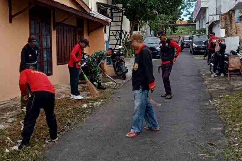 Koramil 410-02/TBS Kelurahan Beringin Jaya Lakukan Jumat Bersih Bersama Warga Koramil 410-02/TBS Kelurahan Beringin Jaya Lakukan Jumat Bersih Bersama Warga