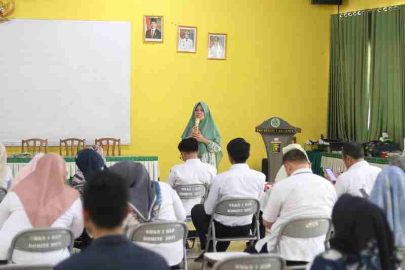 Tim Dosen IIB Darmajaya Ajari Guru SMKN 3 Kalianda Aman Mengajar di Ruang Digital Tim Dosen IIB Darmajaya Ajari Guru SMKN 3 Kalianda Aman Mengajar di Ruang Digital