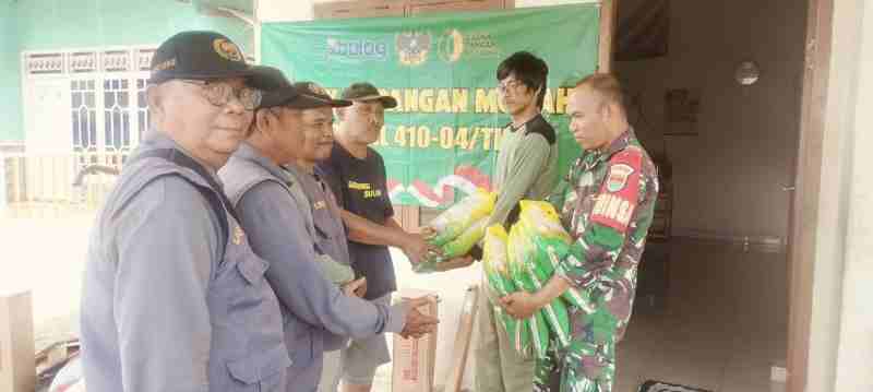 Babinsa Gunung Sulah, Serda Arwan Menjadi Aktor Sukseskan Penyaluran Beras 750 Kg Babinsa Gunung Sulah, Serda Arwan Menjadi Aktor Sukseskan Penyaluran Beras 750 Kg