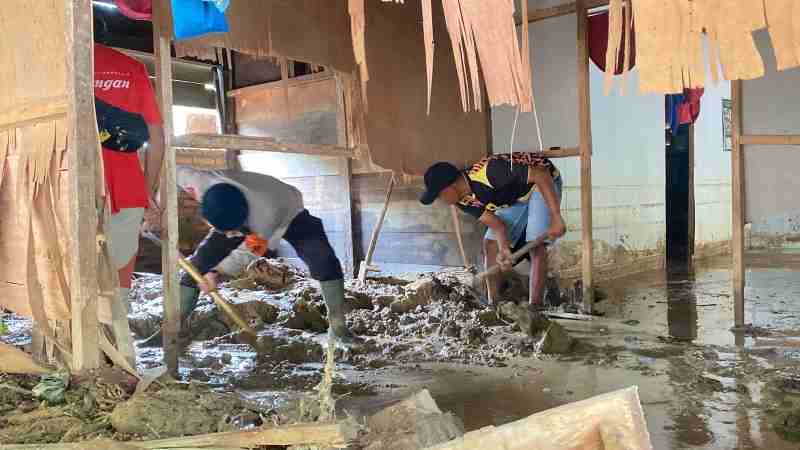 Brimob Polda Lampung Terjunkan Personel Bantu Evakuasi Warga Terdampak Banjir di Lambar Brimob Polda Lampung Terjunkan Personel Bantu Evakuasi Warga Terdampak Banjir di Lambar