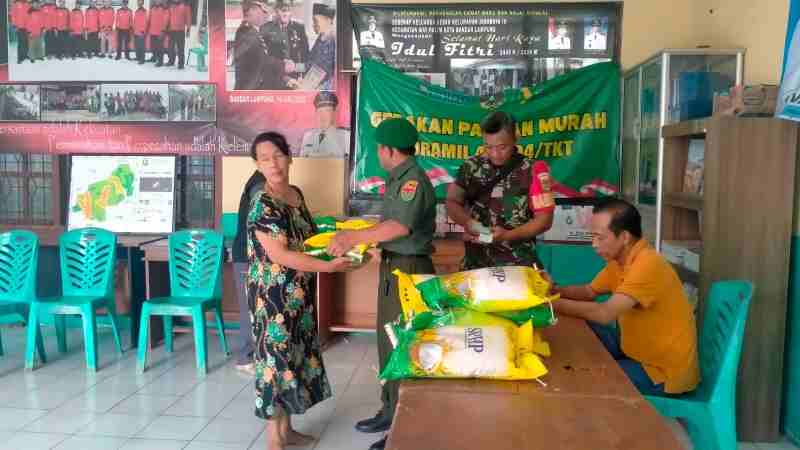 Bantu Stabilitas Harga Beras, Babinsa Kecamatan Way Halim, Sertu. Sugianto Berbaur Dengan Warga Bantu Stabilitas Harga Beras, Babinsa Kecamatan Way Halim, Sertu. Sugianto Berbaur Dengan Warga