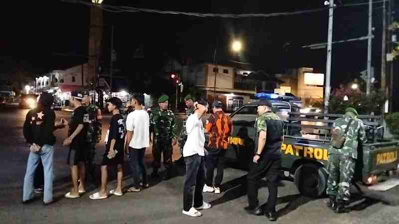 Sinergi TNI-Masyarakat: Babinsa Gerakkan Multi-Komponen Wujudkan Kamtibmas di Bandar Lampung Sinergi TNI-Masyarakat: Babinsa Gerakkan Multi-Komponen Wujudkan Kamtibmas di Bandar Lampung