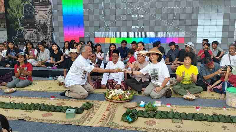 Walikota Semarang dan Arnaud dari Amstardam Guestar WOTS “Sang Pinilih” Meriahkan Panggung Festival Kota Lama ke-14 Walikota Semarang dan Arnaud dari Amstardam Guestar WOTS “Sang Pinilih” Meriahkan Panggung Festival Kota Lama ke-14