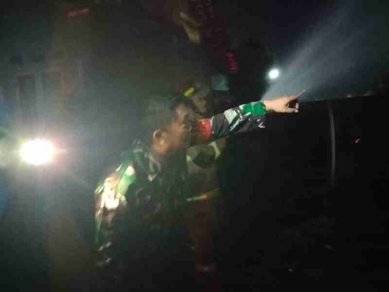 Babinsa Koramil 410-05/ Tanjung Karang Pusat Pimpin Warga Padamkan Kebakaran Babinsa Koramil 410-05/ Tanjung Karang Pusat Pimpin Warga Padamkan Kebakaran