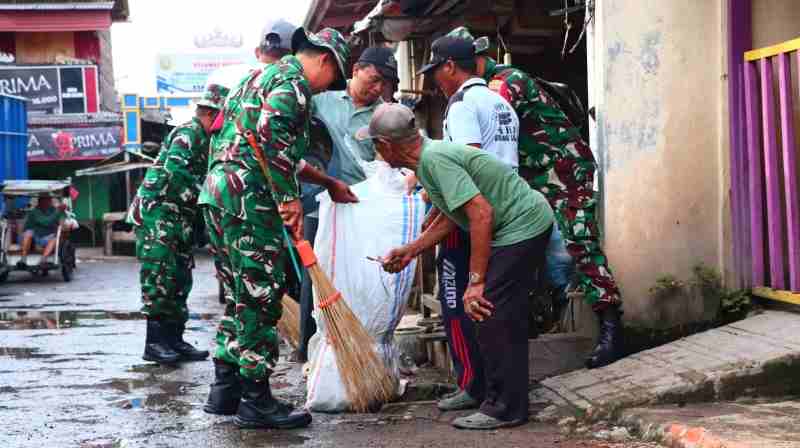 Babinsa Koramil 410-02/TBS Pelopori Aksi Bersih-bersih di Pasar Gudang Lelang Babinsa Koramil 410-02/TBS Pelopori Aksi Bersih-bersih di Pasar Gudang Lelang