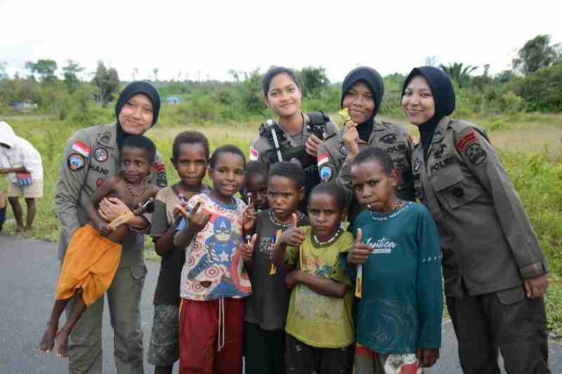 Polwan Satgas Ops Damai Cartenz Berikan Sentuhan Humanis Bersama Anak-anak Nduga Polwan Satgas Ops Damai Cartenz Berikan Sentuhan Humanis Bersama Anak-anak Nduga