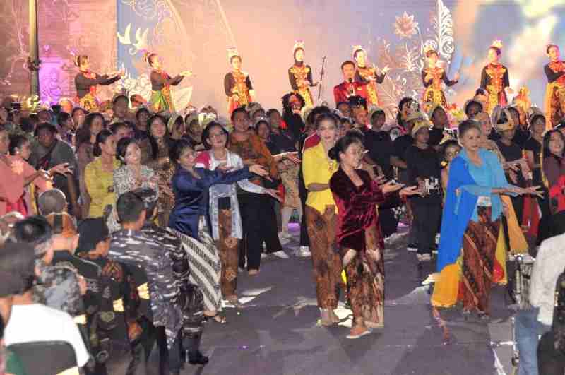 Gugur Gunung di Jalanan Kota Lama: Sebuah Flashmob, Sebuah Seruan Kebudayaan Pembuka WOTS “Sang Pinilih” Gugur Gunung di Jalanan Kota Lama: Sebuah Flashmob, Sebuah Seruan Kebudayaan Pembuka WOTS “Sang Pinilih”