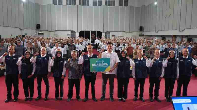 PTPN I Serahkan Beasiswa Rp375 Juta untuk 10 Mahasiswa LPP Agro Nusantara PTPN I Serahkan Beasiswa Rp375 Juta untuk 10 Mahasiswa LPP Agro Nusantara