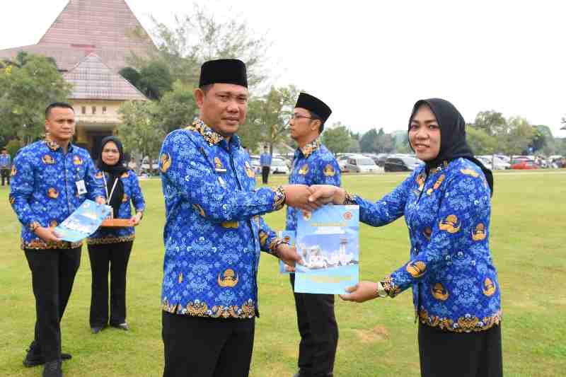 Wakil Bupati Tubaba Pimpin Apel Bulanan dan Serahkan SK PPPK Formasi 2024 Wakil Bupati Tubaba Pimpin Apel Bulanan dan Serahkan SK PPPK Formasi 2024