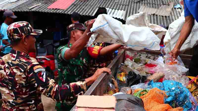 Anggota Koramil 410-03/TBU Bersama Ormas Lakukan Bersih-bersih Pasar Tradisional Anggota Koramil 410-03/TBU Bersama Ormas Lakukan Bersih-bersih Pasar Tradisional