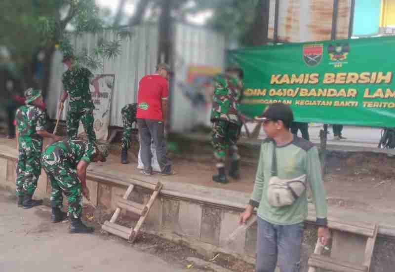 Koramil 410-05/Tanjung Karang Pusat Ajak Warga Lakukan Giat Kamis Bersih Koramil 410-05/Tanjung Karang Pusat Ajak Warga Lakukan Giat Kamis Bersih