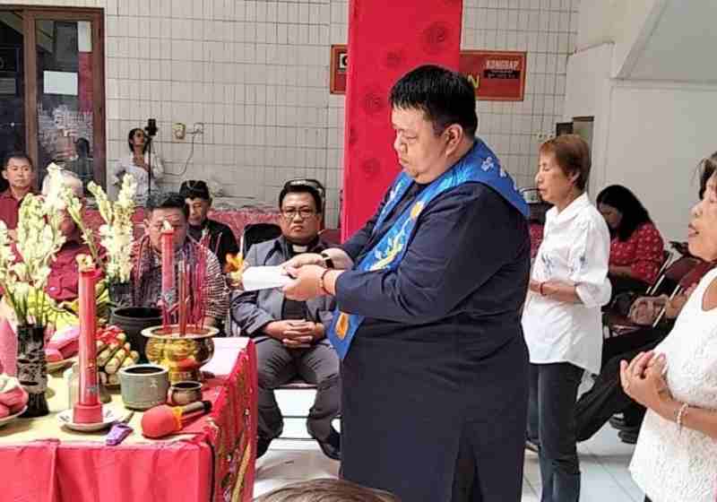 King Ho Ping di Boen Hian Tong: Doa Lintas Agama untuk Leluhur dan Harmoni Semesta King Ho Ping di Boen Hian Tong: Doa Lintas Agama untuk Leluhur dan Harmoni Semesta