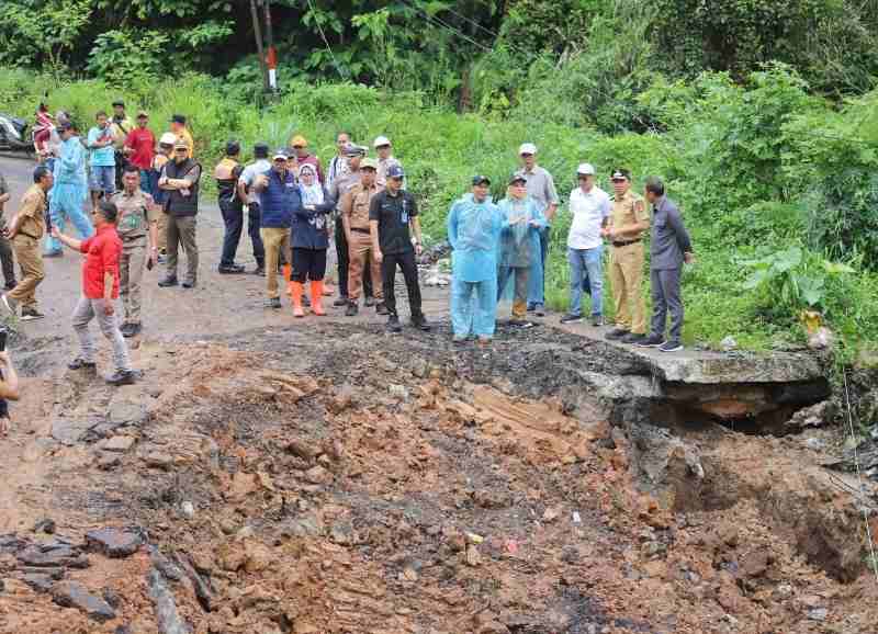 Parosil Tinjau Jalan Liwa – Hanakau Yang Putus Akibat Longsor Parosil Tinjau Jalan Liwa – Hanakau Yang Putus Akibat Longsor
