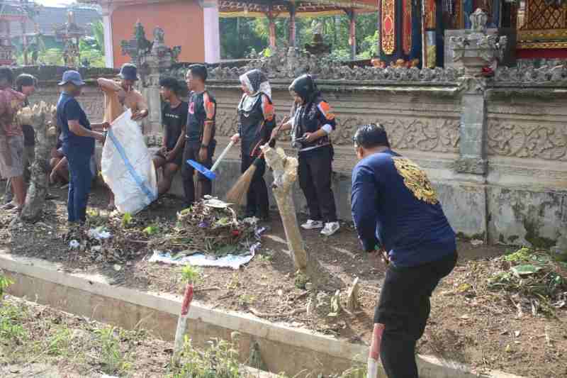 TNI dan Masyarakat Bergotong Royong Bersihkan Pure, Wujudkan Toleransi di HUT ke-80 TNI dan Masyarakat Bergotong Royong Bersihkan Pure, Wujudkan Toleransi di HUT ke-80
