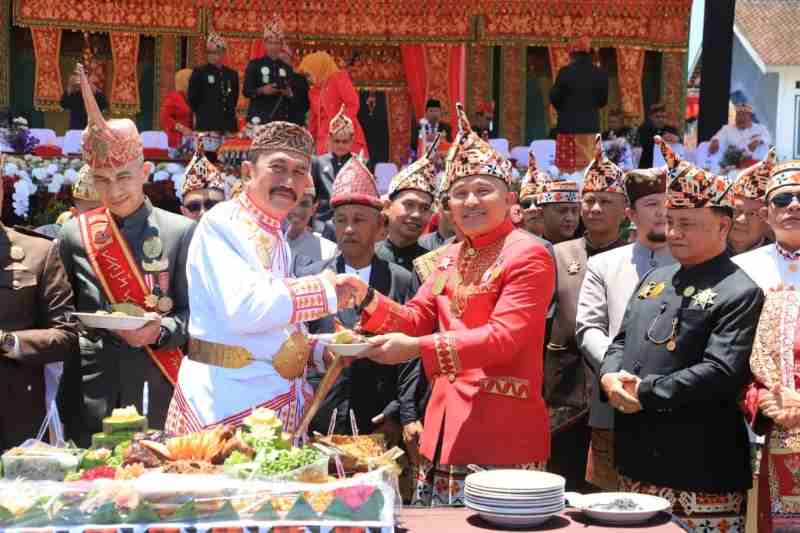 Semarak HUT Ke-34, Pemkab Lampung Barat Gelar Upacara Hingga Pentas Seni Semarak HUT Ke-34, Pemkab Lampung Barat Gelar Upacara Hingga Pentas Seni