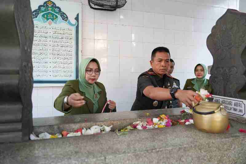 Danrem Wijayakusuma Ikuti Ziarah Pangeran Diponegoro di Makassar Danrem Wijayakusuma Ikuti Ziarah Pangeran Diponegoro di Makassar