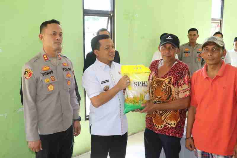 Peluncuran Program Pangan Murah 1 Pekon 1 Ton, Puluhan Warga Pekon Kediri Terima Beras Gratis dari Polres Pringsewu Peluncuran Program Pangan Murah 1 Pekon 1 Ton, Puluhan Warga Pekon Kediri Terima Beras Gratis dari Polres Pringsewu