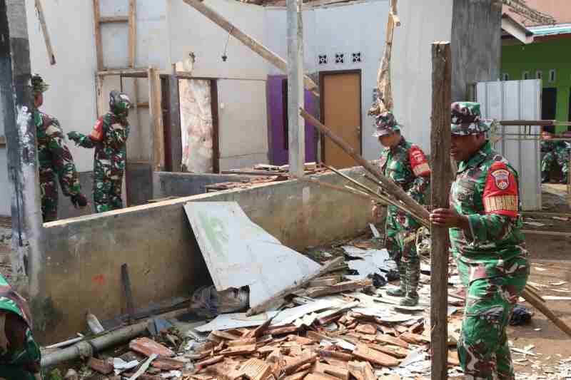 Solidaritas Tanpa Batas, TNI dan Masyarakat Majenang Perbaiki Rumah Rusak Akibat Hujan Solidaritas Tanpa Batas, TNI dan Masyarakat Majenang Perbaiki Rumah Rusak Akibat Hujan