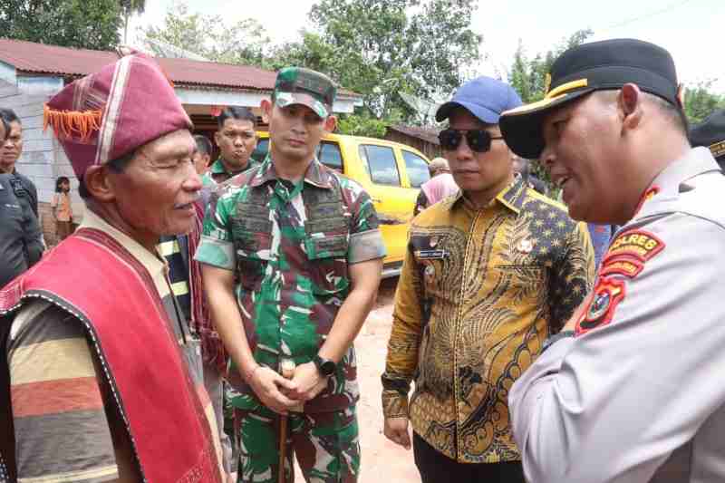 Kapolres Simalungun Prioritaskan Misi Kemanusiaan dalam Kunjungan ke Warga Sihaporas Kapolres Simalungun Prioritaskan Misi Kemanusiaan dalam Kunjungan ke Warga Sihaporas