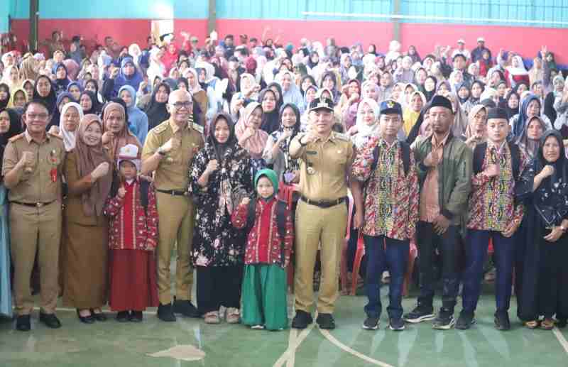 Bagikan 1. 468 Seragam Gratis Siswa SD, SMP, Parosil Paparkan Rencana Program Beasiswa Untuk Masyarakat Tak Mampu Bagikan 1. 468 Seragam Gratis Siswa SD, SMP, Parosil Paparkan Rencana Program Beasiswa Untuk Masyarakat Tak Mampu