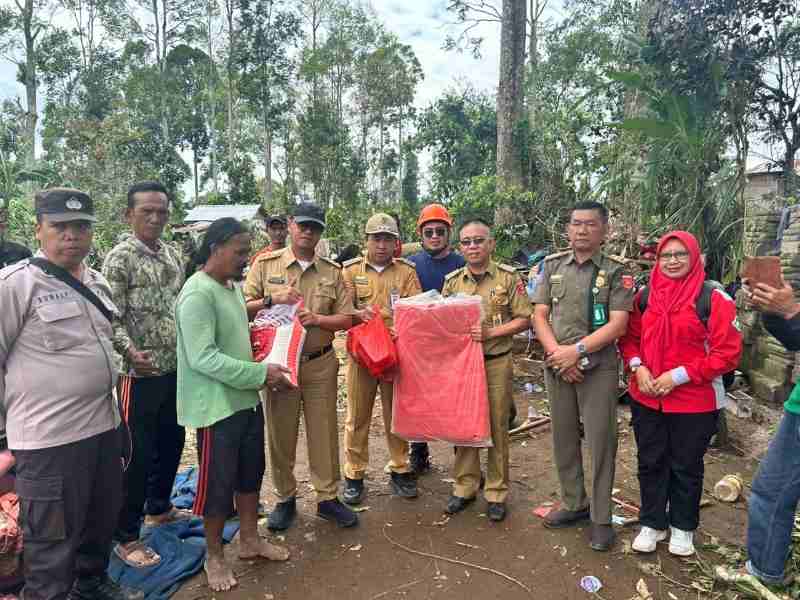 Pasca Cuaca Ekstrem di Balik Bukit, Sekda Lampung Barat Serahkan Bantuan dan Imbau Warga Tetap Waspada Pasca Cuaca Ekstrem di Balik Bukit, Sekda Lampung Barat Serahkan Bantuan dan Imbau Warga Tetap Waspada