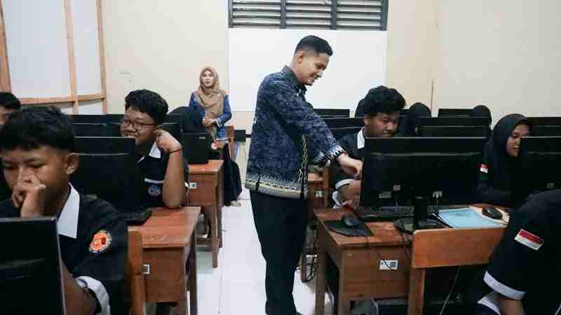 Keren Nih, Pelajar SMKN 1 Way Pengubuan Diajari Dosen Darmajaya Membuat Game Keren Nih, Pelajar SMKN 1 Way Pengubuan Diajari Dosen Darmajaya Membuat Game