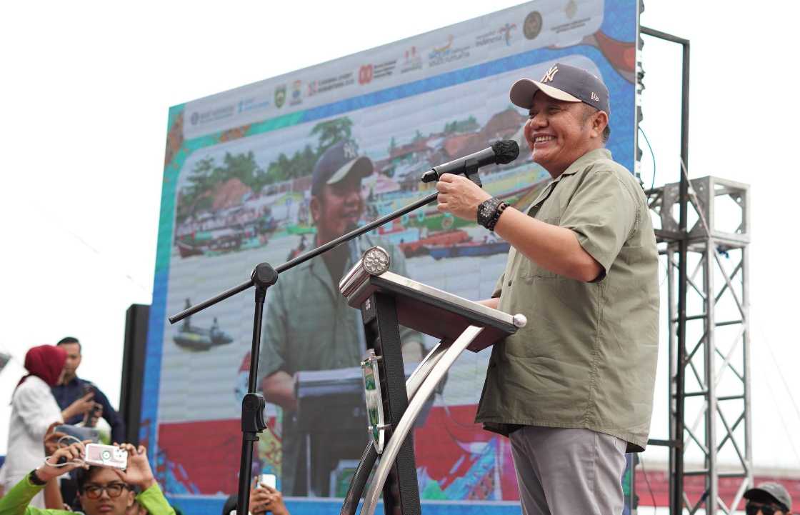 Herman Deru Lepas Laga Final Festival Perahu Bidar Herman Deru Lepas Laga Final Festival Perahu Bidar